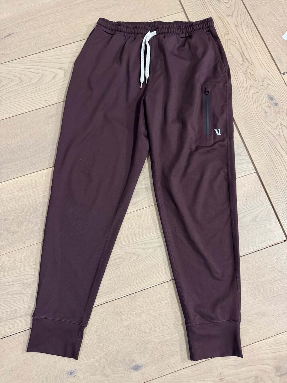 Vuori Sunday Performance Jogger in Burgundy/Oxblood